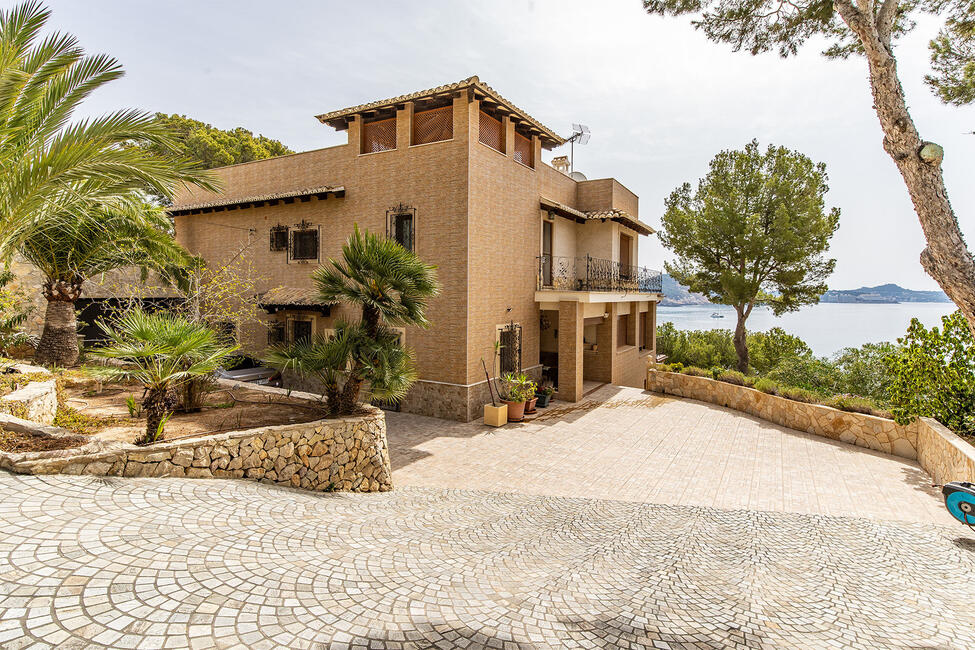 Beeindruckende Villa in 1. Meereslinie und privatem Meerzugang in Cala Fornells