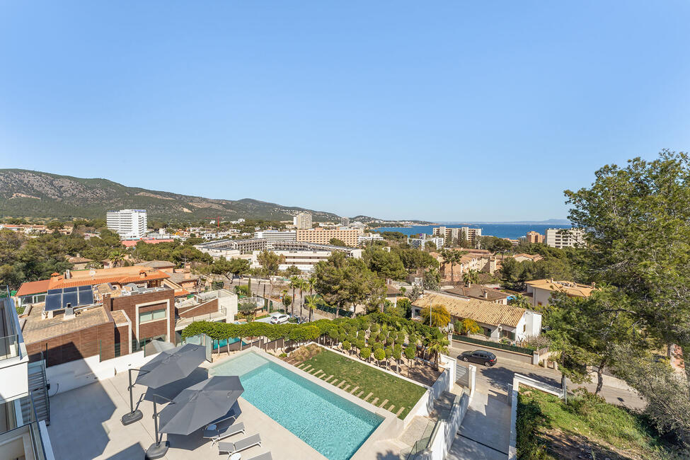 Atemberaubende Neubau-Villa mit Meerblick und Fahrstuhl in Palmanova