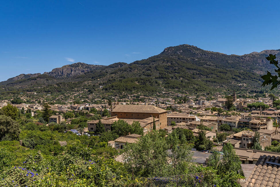 Modernes Neubau-Stadthaus mit Bergblick im Herzen von Sóller