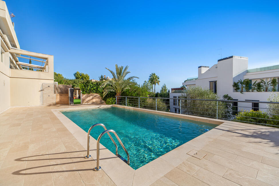 Sonnige Gartenwohnung mit Meerblick und Gemeinschaftspool in Cas Català