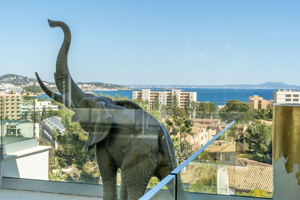 Atemberaubende Neubau-Villa mit Meerblick und Fahrstuhl in Palmanova