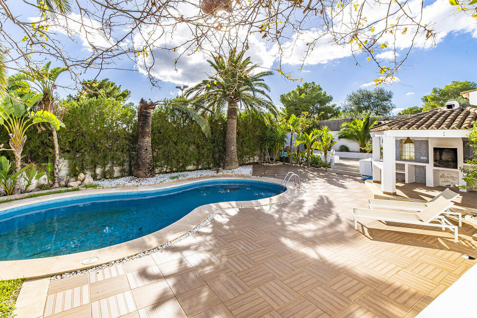 Mediterrane, renovierungsbedürftige Villa mit Pool, in Strandnähe in Palmanova