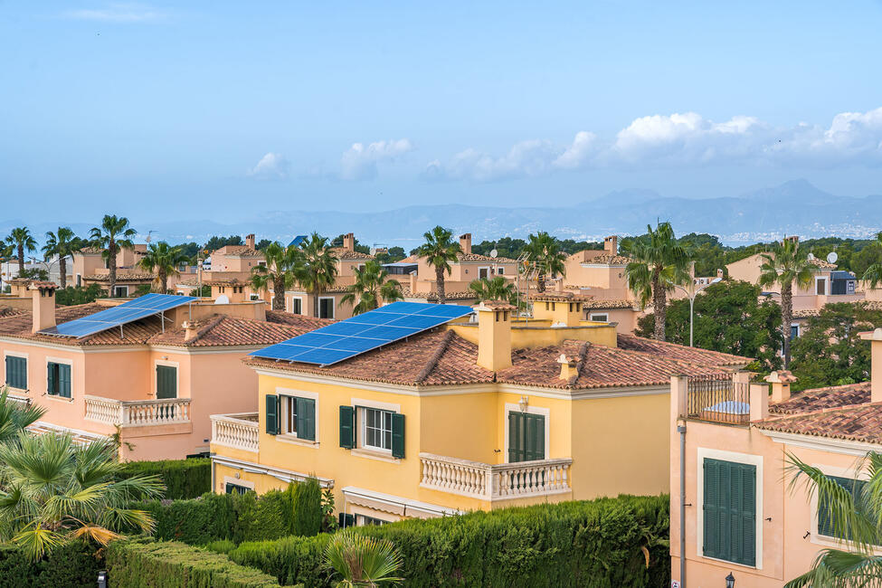 Gepflegte Doppelhaushälfte mit Pool und Dachterrasse in Puig de Ros