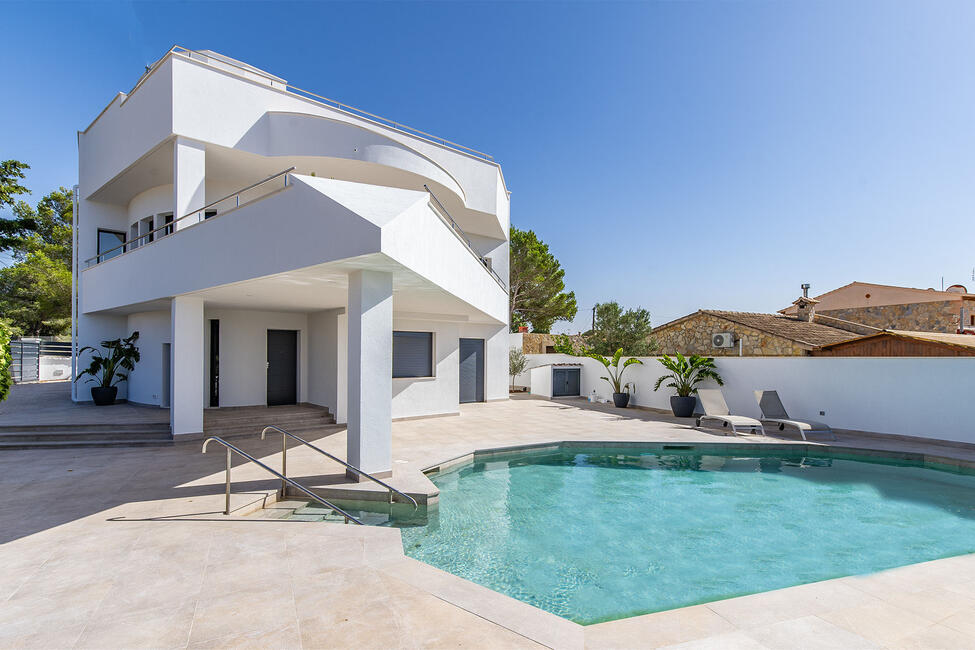 Moderne Villa mit Pool und Meerblick in Badia Gran