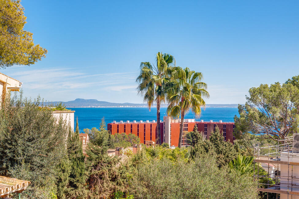 Sonnige Gartenwohnung mit Meerblick und Gemeinschaftspool in Cas Català