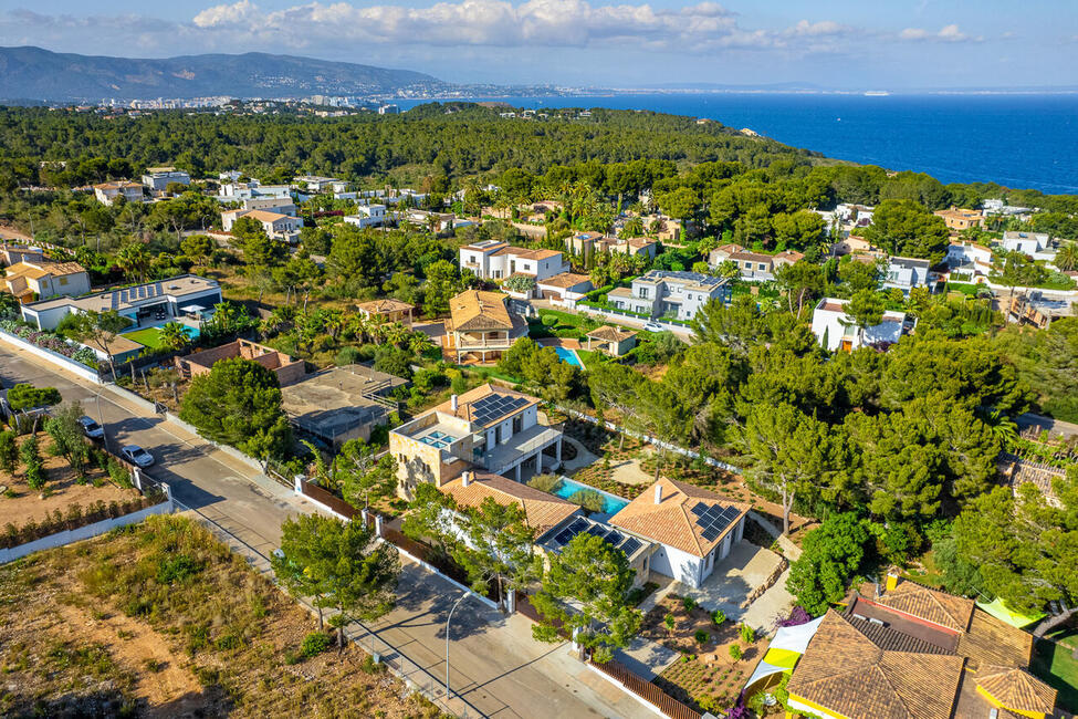 Hübsche Neubau-Villa mit Pool und Teilmeerblick in Sol de Mallorca