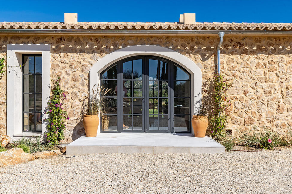 Ebenerdige Neubau-Finca mit Pool und traumhaftem Ausblick in Santa Maria del Cami