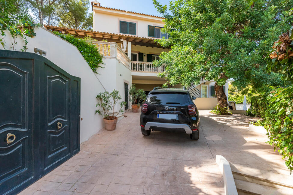 Mediterrane Villa mit Pool, Teilmeerblick und Gästeapartment in Genova