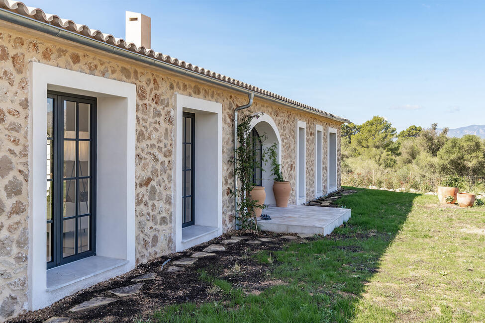 Ebenerdige Neubau-Finca mit Pool und traumhaftem Ausblick in Santa Maria del Cami