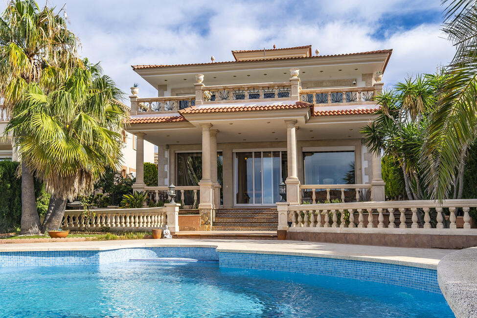 Wunderschöne mediterrane Villa in 1. Meereslinie in Bahía Grande