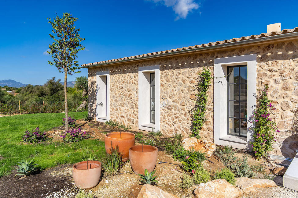 Ebenerdige Neubau-Finca mit Pool und traumhaftem Ausblick in Santa Maria del Cami