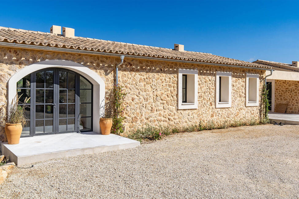 Ebenerdige Neubau-Finca mit Pool und traumhaftem Ausblick in Santa Maria del Cami