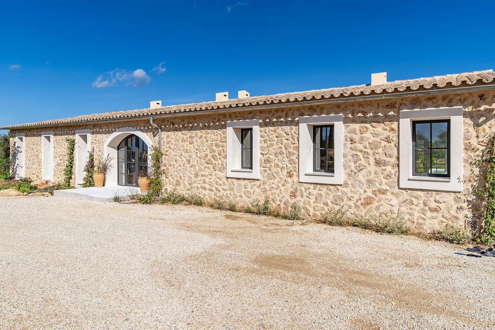 Ebenerdige Neubau-Finca mit Pool und traumhaftem Ausblick in Santa Maria del Cami