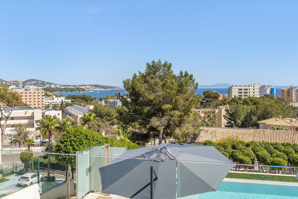 Atemberaubende Neubau-Villa mit Meerblick und Fahrstuhl in Palmanova