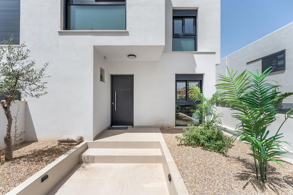 Moderne Neubau-Doppelhaushälfte mit Meerblick in Puig de Ros