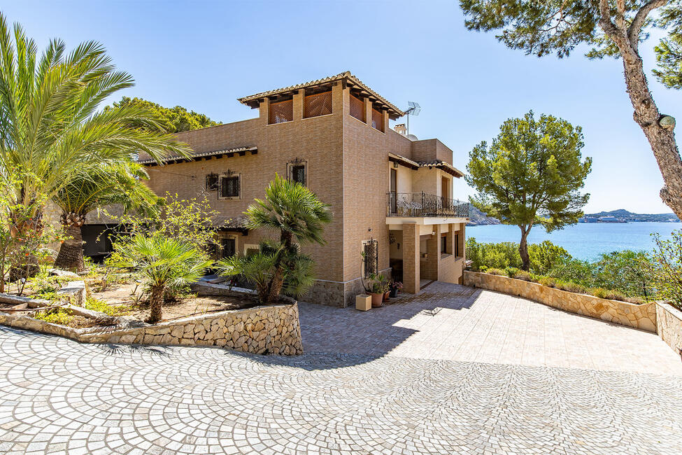 Beeindruckende Villa in 1. Meereslinie und privatem Meerzugang in Cala Fornells