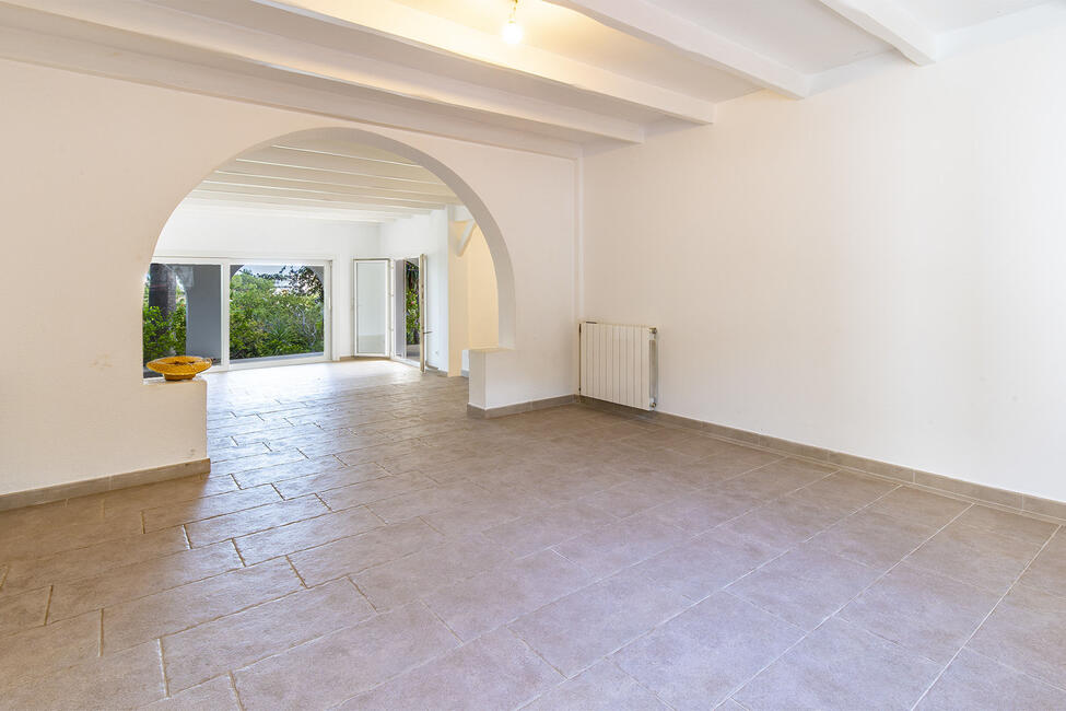 Mediterrane, renovierungsbedürftige Villa mit Pool, in Strandnähe in Palmanova