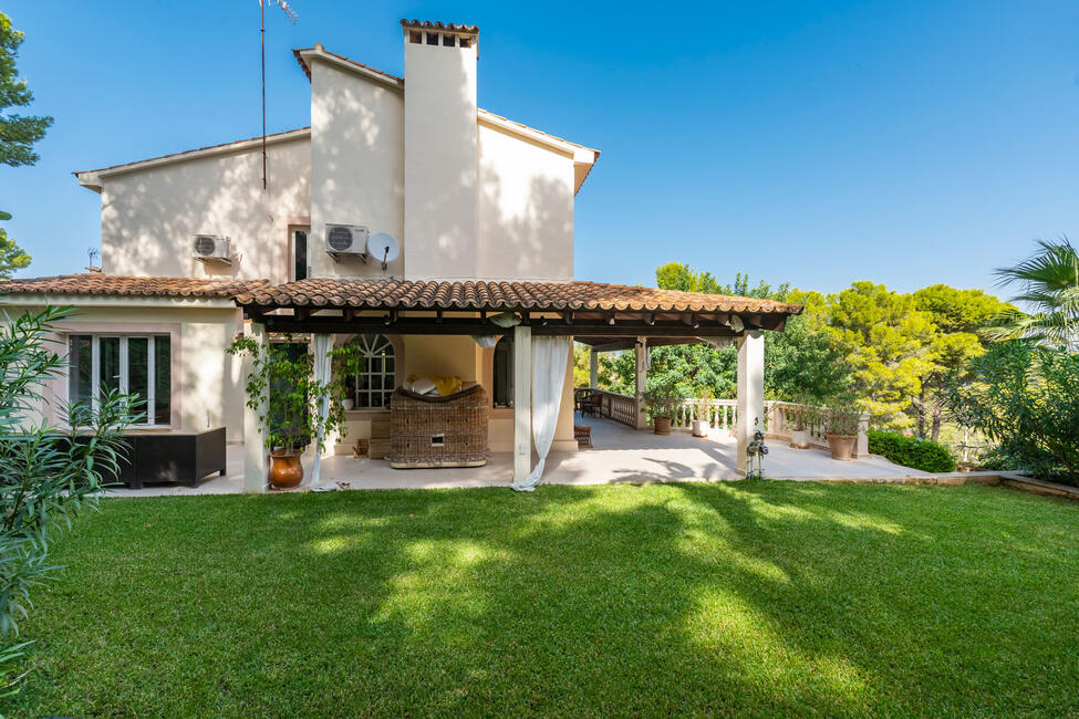 Mediterrane Villa mit Pool, Teilmeerblick und Gästeapartment in Genova