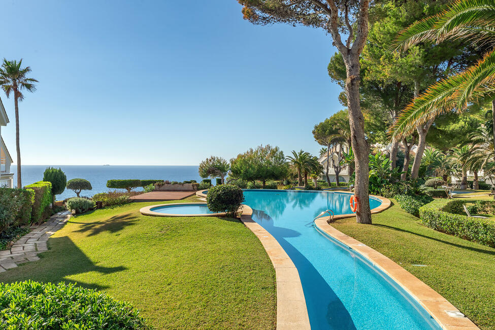 Charmante Villa mit Meerweitsicht in exklusiver Anlage mit Meerzugang in Santa Ponsa