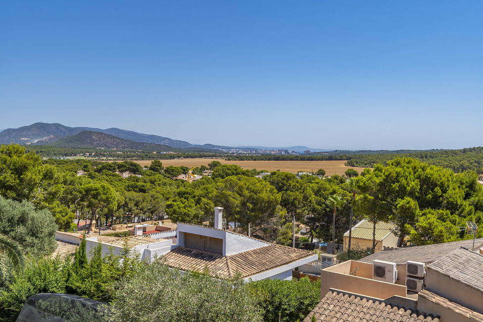 Sonnige Neubau-Villa mit Pool und Aussicht in El Toro