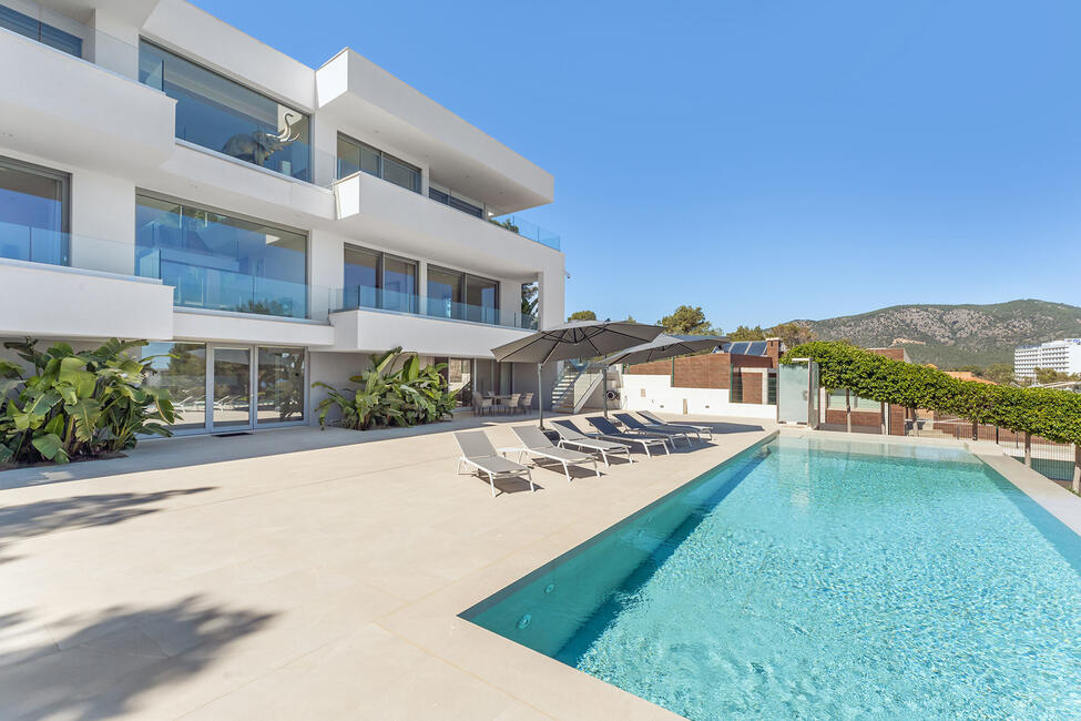 Atemberaubende Neubau-Villa mit Meerblick und Fahrstuhl in Palmanova