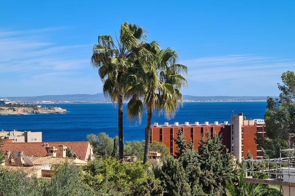 Sonnige Gartenwohnung mit Meerblick und Gemeinschaftspool in Cas Català