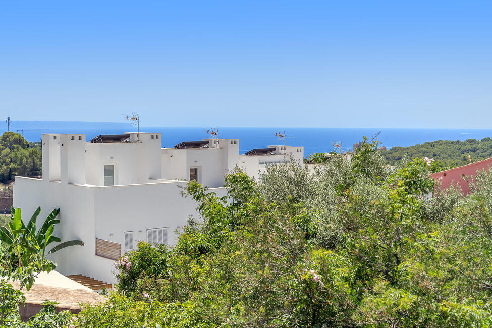 Attraktive Doppelhaushälfte mit Pool und Meerblick in Genova