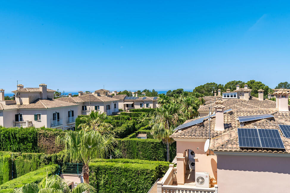 Fantastische Doppelhaushälfte mit Pool und Dachterrasse in Puig de Ros