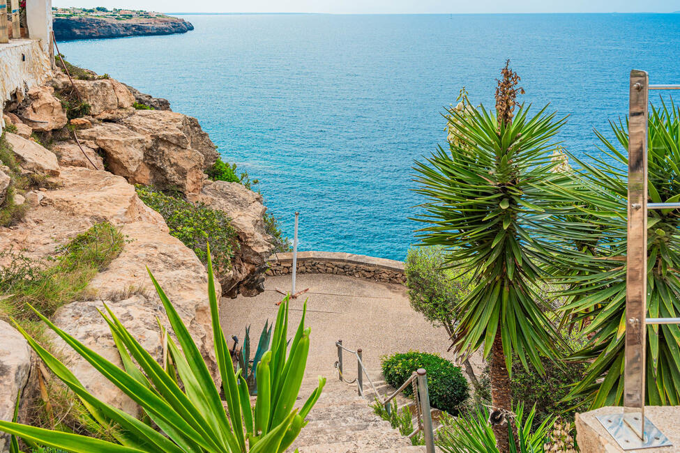 Sonnige Villa in erster Meereslinie mit viel Potenzial in Cala Pi