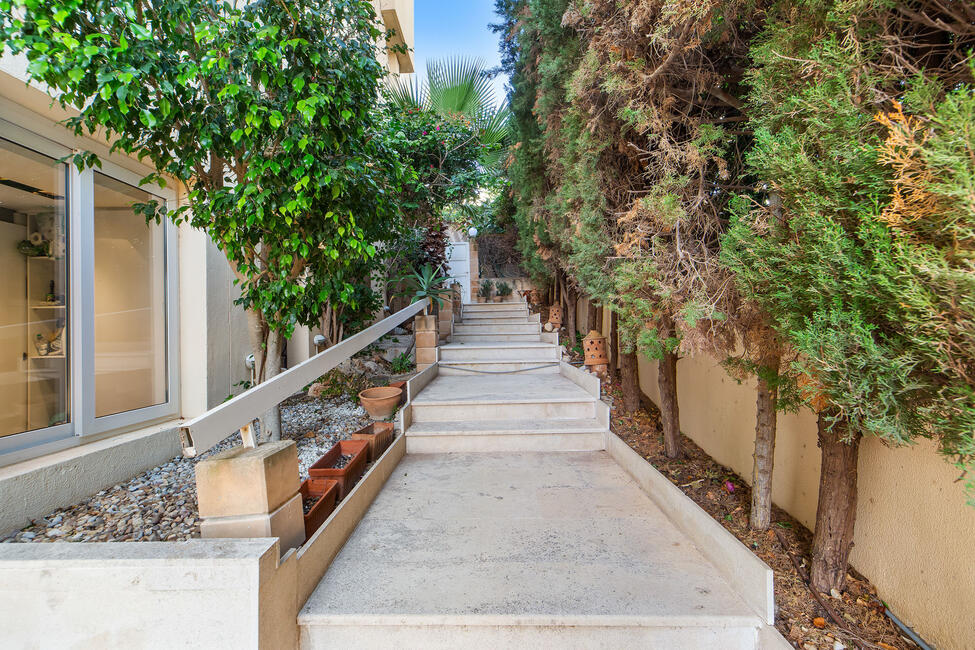 Sonnige Gartenwohnung mit Meerblick und Gemeinschaftspool in Cas Català