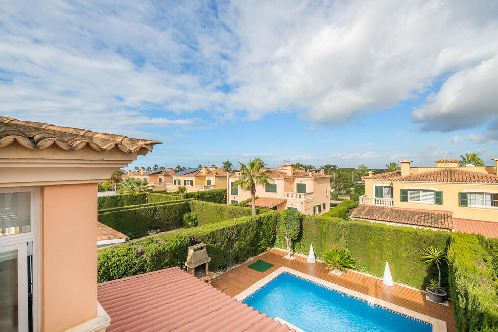 Gepflegte Doppelhaushälfte mit Pool und Dachterrasse in Puig de Ros