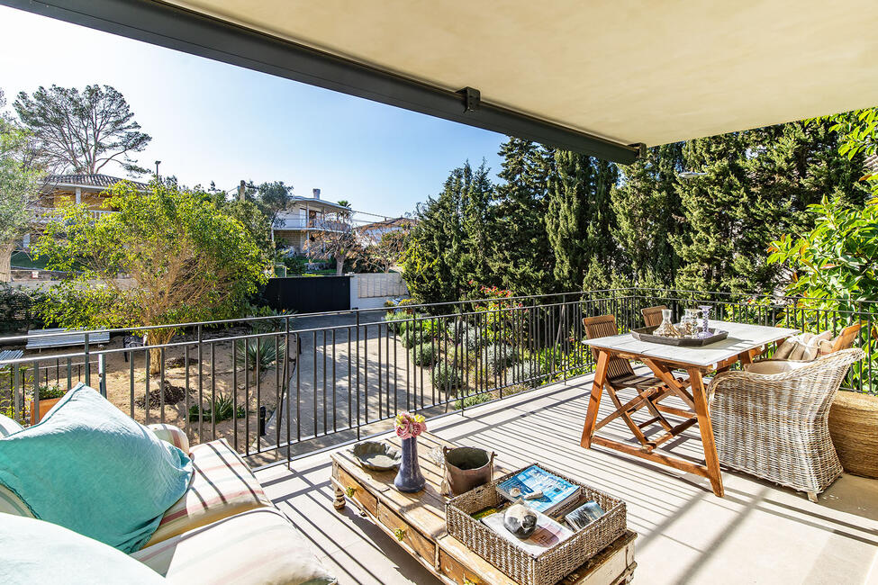 Attraktive Doppelhaushälfte mit Dachterrasse und Meerblick in Bahia Blava