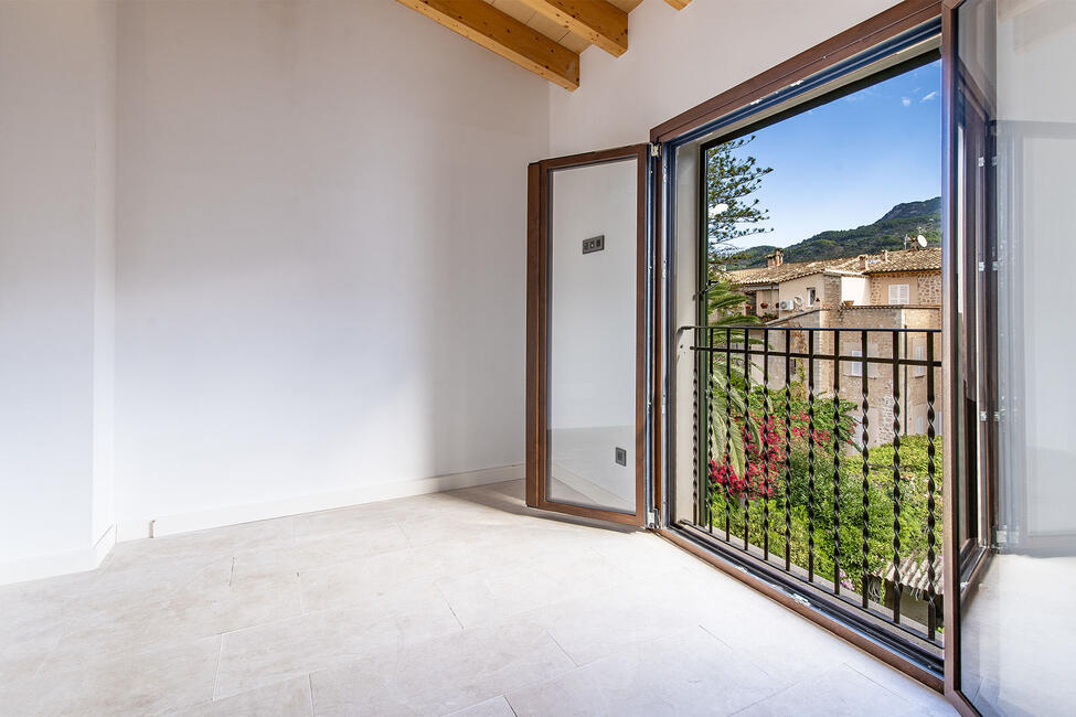 Modernes Neubau-Stadthaus mit Bergblick im Herzen von Sóller