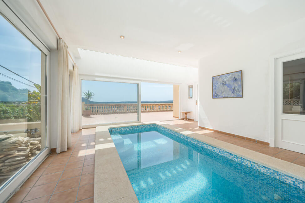 Gepflegte Villa mit beheiztem Indoorpool und Meerblick in Santa Ponsa
