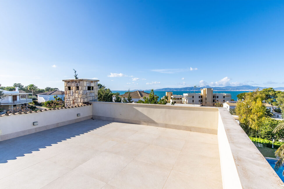 Attraktive Doppelhaushälfte mit Dachterrasse und Meerblick in Bahia Blava